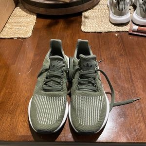 Excellent condition Adidas athletic shoes.. mens size 7, women’s 8.5 or 9.